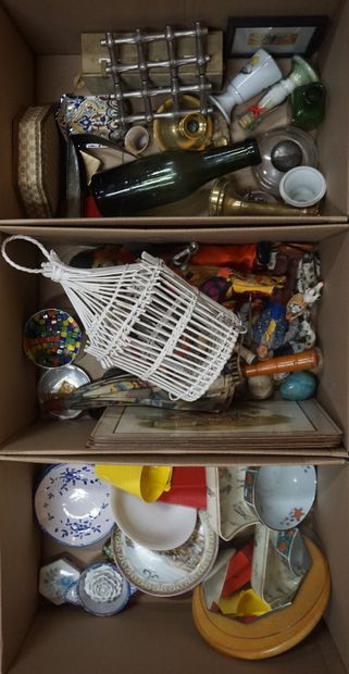 Three handles of trinkets, earthenware, saucers,...