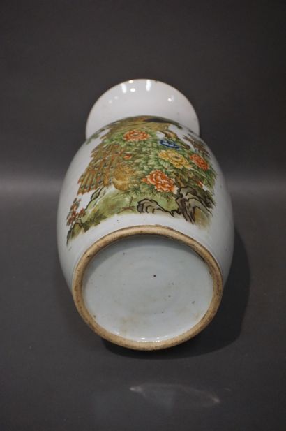 null Grand vase en porcelaine chinoise blanche à décor de paon et de calligraphies....