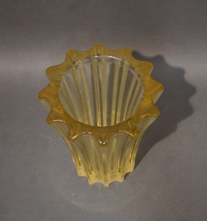 D'AVESNE Vase en cristal jaune. 16,5 cm