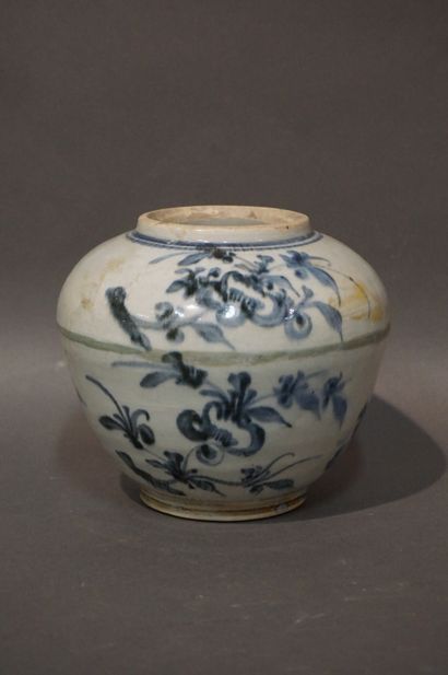 null Vase en porcelaine asiatique à décor végétal blanc/bleu. 16 cm