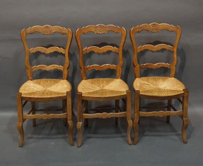 null Trois chaises paillées en bois naturel, de style Louis XV (usures). 90x42x46...
