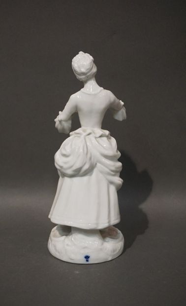 null Statuette en porcelaine italienne blanche: "Femme à l'oiseau". 22 cm