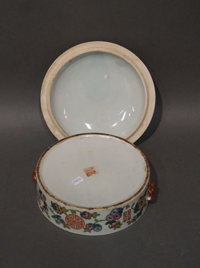 null Boite ronde couverte en porcelaine chinoise à décor de fruits sur fond blanc....