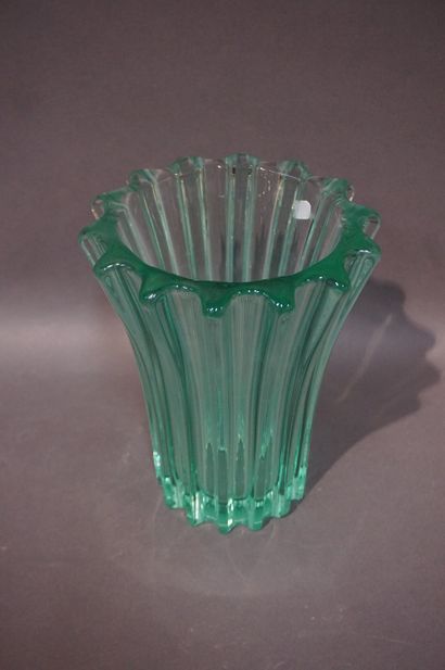 D'AVESNE Vase en cristal vert. 22 cm. 505/25
