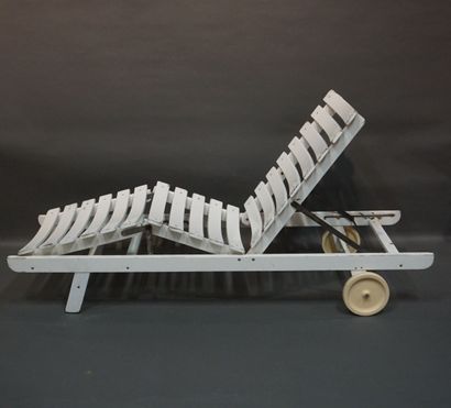 ELLISSE Chaise longue en bois laqué blanc, modulable, à deux roulettes. 36x200x68...