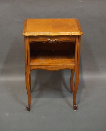null Table de chevet en merisier. Style Louis XV (petites usures). 65x43x30 cm