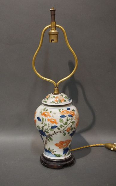 null Vase en porcelaine chinoise, montée en lampe à décor polychrome de branches...