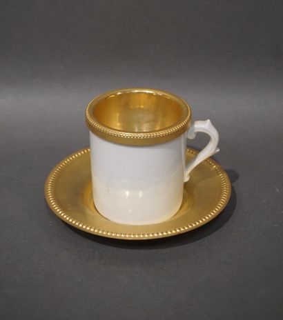 null Tasse à thé en porcelaine blanche de Limoges, soucoupe et passe-thé en métal...