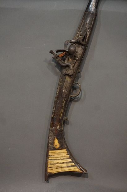 null Fusil de fantasia en métal et os gravé (usures, manques). 166 cm