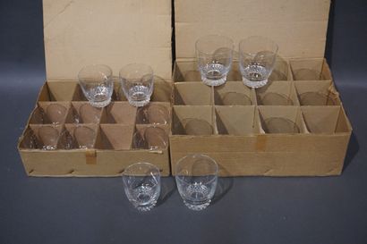 null Service de 24 verres en cristal: 12 verres à eau et 12 verres à vin.