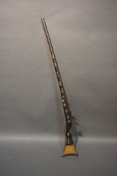 null Fusil de fantasia en métal, bois et os gravé (usures). 115 cm
