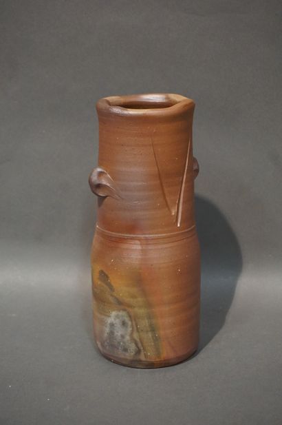 null Vase en terre cuite japonaise. Provenance: The Kei Fujiwara art museum. 26 ...