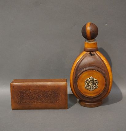 null Coffret et flacon à liqueur gainés de cuir (26 cm, usures, déchirure).