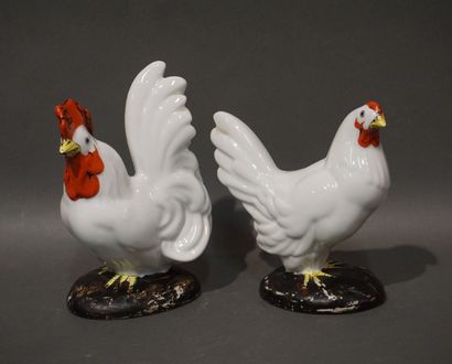 null Paire de statuettes en porcelaine blanche et rouge: "Coq" et "Poule". 16 cm...