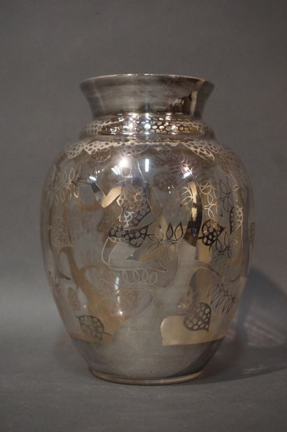 null Vase Saint Graal en verre à décor argenté de femmes dans un paysage. 17,5 c...