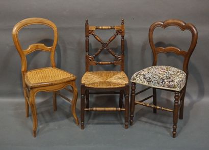 null Trois chaises en bois naturel, cannée, paillée ou garnie de tissu.