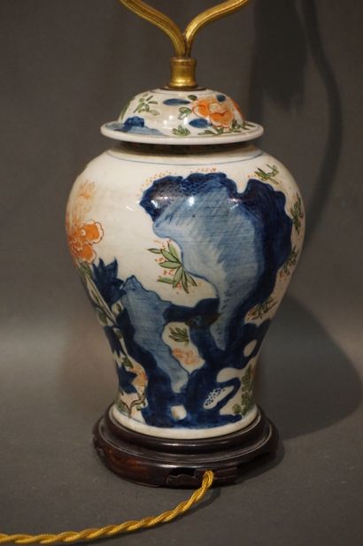 null Vase en porcelaine chinoise, montée en lampe à décor polychrome de branches...