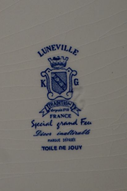 null Plat en porcelaine de Lunéville à décor blanc/bleu. 26x36 cm