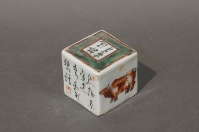 null Asian porcelain seal decorated with oxen and calligraphy (chip). 5x5x5 cm