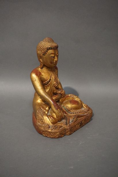 null Bouddha assis en bois à patine doré et incrustations. 25 cm
