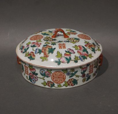 null Boite ronde couverte en porcelaine chinoise à décor de fruits sur fond blanc....