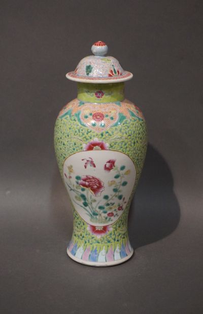 null Vase couvert en porcelaine chinoise à décor polychrome de fleurs sur fond vert...