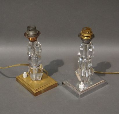 null Deux lampes en verre à pieds en métal chromé ou doré (égrenures). 18,5 cm