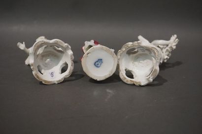 null Trois figurines en porcelaine: Deux putti blancs en Bassano et "Elégant" polychrome...