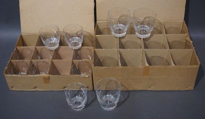 null Service de 24 verres en cristal: 12 verres à eau et 12 verres à vin.