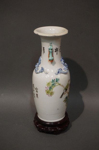 null Vase en porcelaine asiatique à décor de branche fleurie, d'oiseau et de calligraphies...