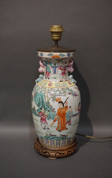 null Vase en porcelaine de Chine à décor de personnages polychromes sur fond blanc...