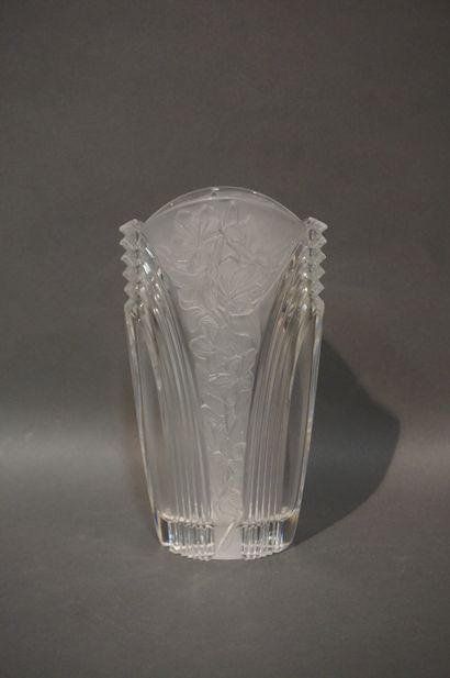 null Vase en verre à décor de fleurs (égrenures au pied). 24 cm