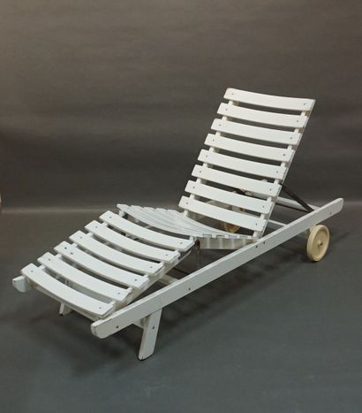 ELLISSE Chaise longue en bois laqué blanc, modulable, à deux roulettes. 36x200x68...