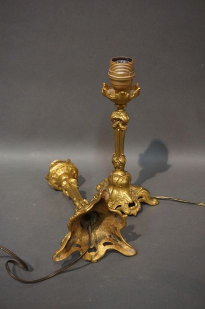 null Paire de lampes tripode en bronze doré ajouré. 29 cm
