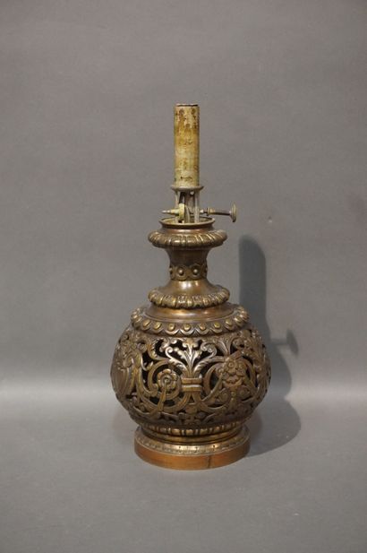 null Pied de lampe en bronze doré ajouré de style Renaissance. 38 cm