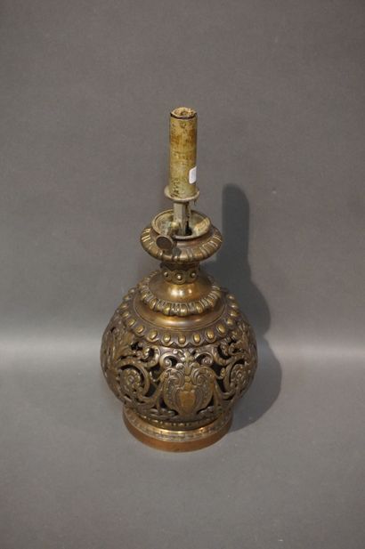 null Pied de lampe en bronze doré ajouré de style Renaissance. 38 cm