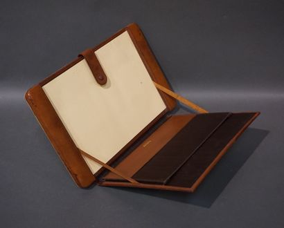 Burberrys Porte-documents en cuir et toile imprimée (usures, taché). 26x38 cm