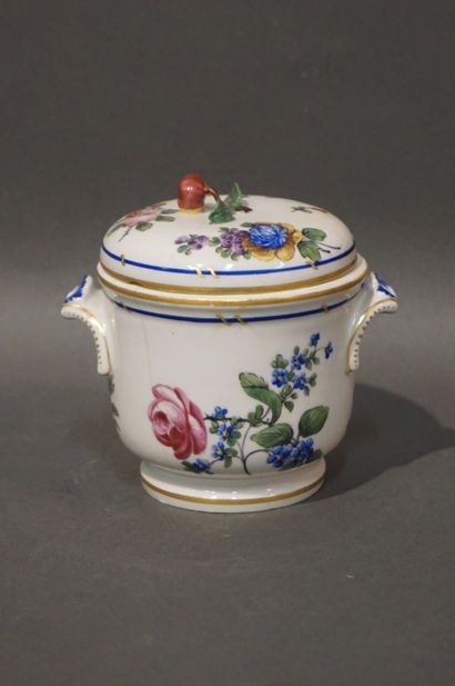 null Pot couvert en porcelaine à décor floral. Marque de Sèvres de fantaisie (fèle,...