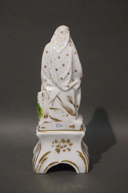 null Vierge à l'enfant en porcelaine de Paris blanche et doré (manques). 21 cm