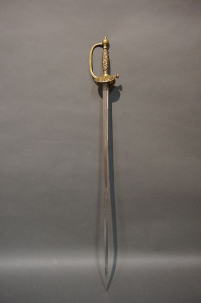 null Epée à garde à décor d'aigle et poignée en bronze à frise florale. 96 cm