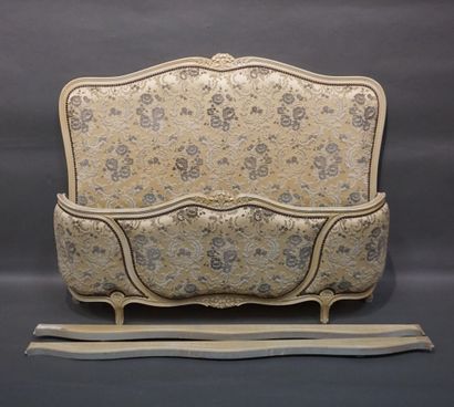 null Bois de lit laqué crème, de style Louis XV. 121x150x210 cm