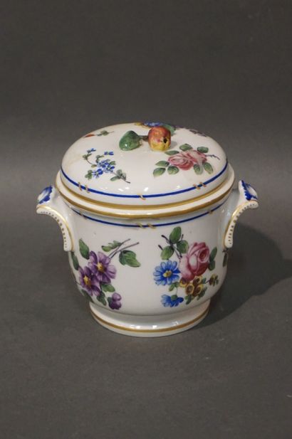 null Pot couvert en porcelaine à décor floral. Marque de Sèvres de fantaisie (fèle,...