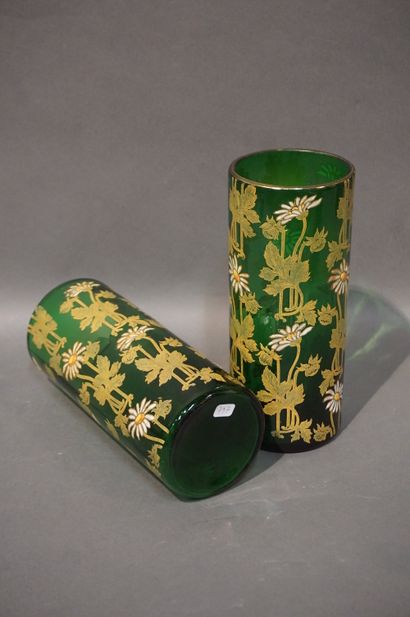 null Paire de vases rouleaux en cristal vert à décor polychrome émaillé de fleurs...