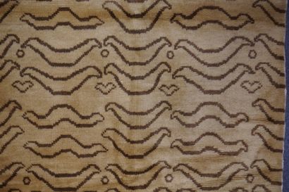 null Tapis mongol à décor brun sur fond beige (usures). 190x84 cm
