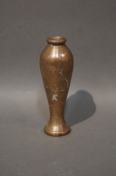 null Petit vase asiatique en bronze à décor argenté ciselé de personnages et cavaliers...