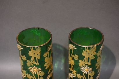 null Paire de vases rouleaux en cristal vert à décor polychrome émaillé de fleurs...