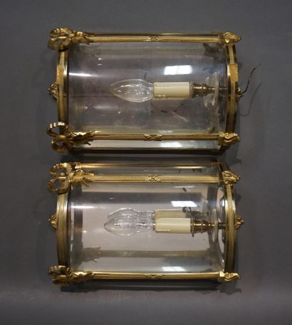 null Paire d'appliques-lanternes en bronze doré, verre et glace, à décor de nœuds....
