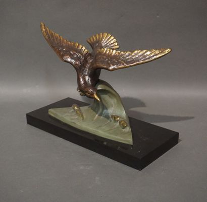 DE LERY "Oiseau marin sur une vague", bronze doré et à patine verte, sur socle en...