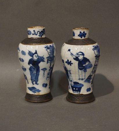 null Paire de vases en porcelaine asiatique à décor blanc/bleu craquelé de personnages....