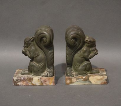 null Paire de serre-livres en bronze à patine verte "écureuils", sur socles en marbre....
